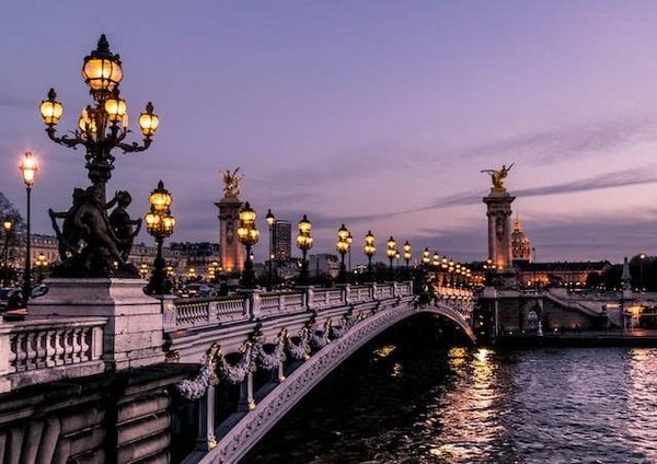 Maîtriser la Photographie de Nuit en Ville : Un Guide Complet