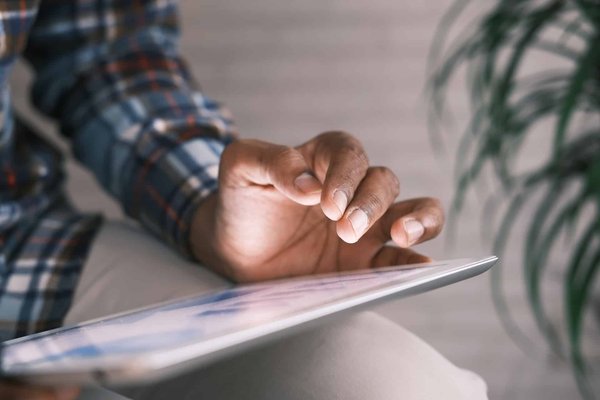 Comment supprimer un élément indésirable sur une photo : les astuces et outils essentiels